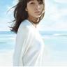 大爷大妈泳池内搓澡
